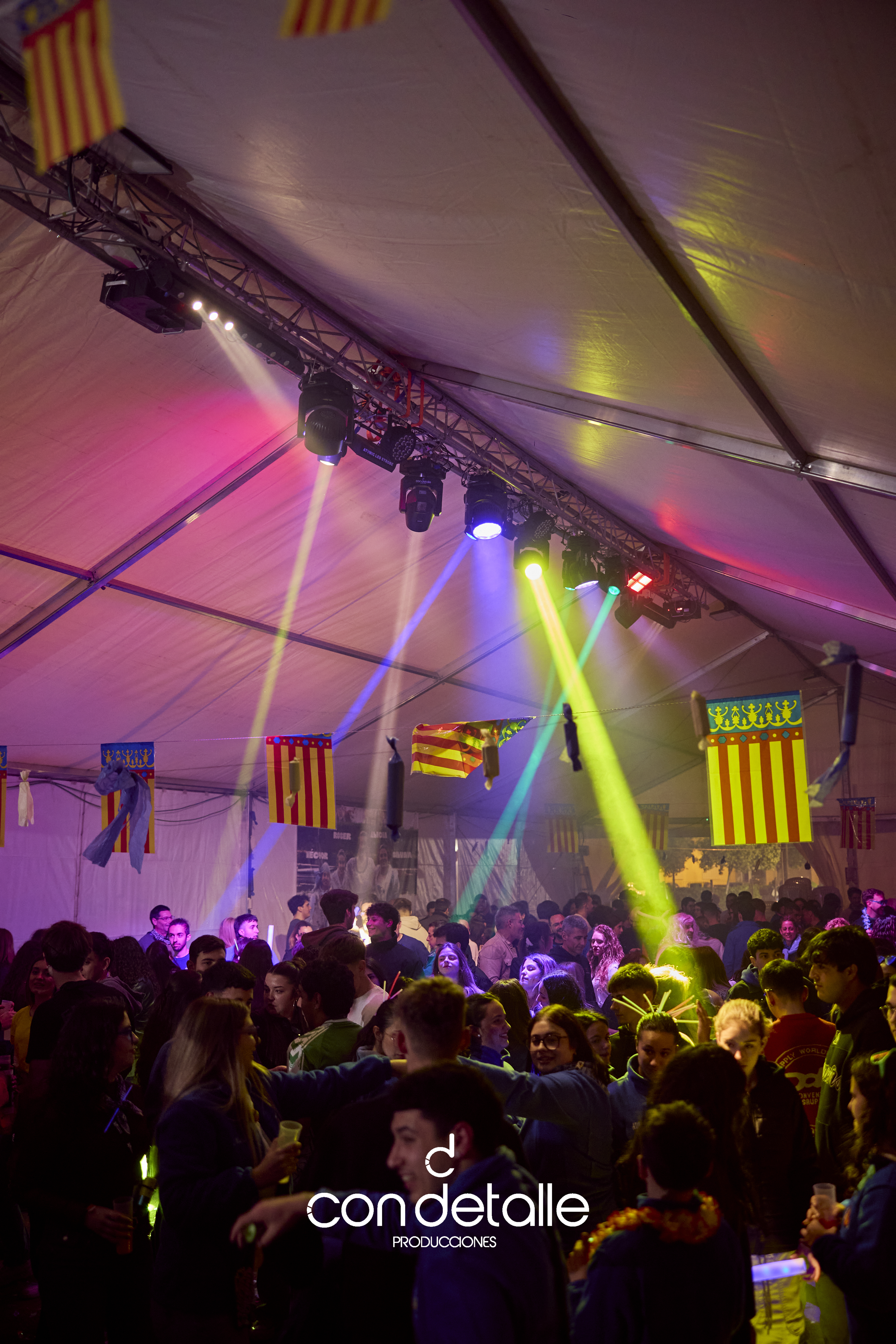 Cabina DJ con iluminación