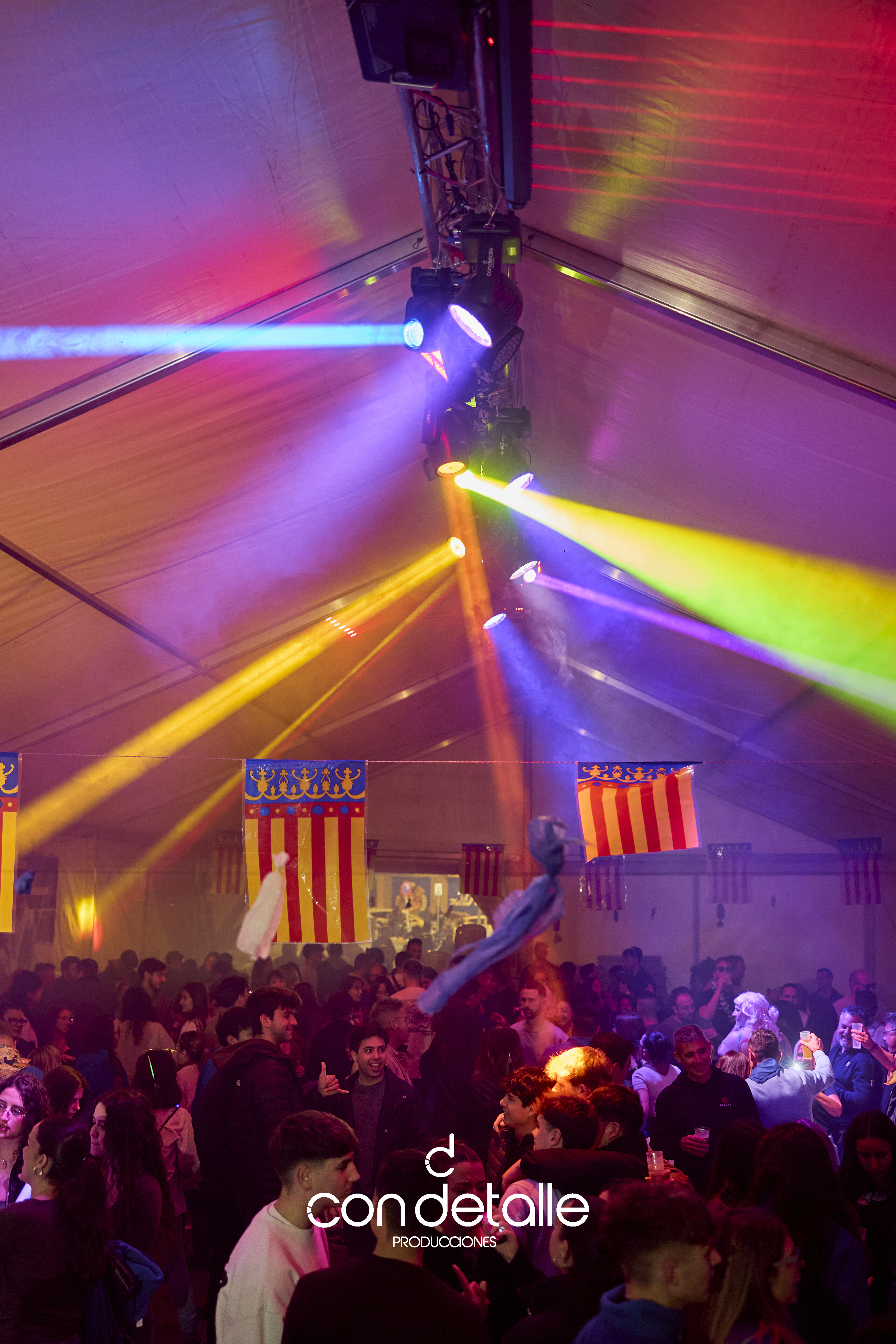 Escenario con iluminación de concierto