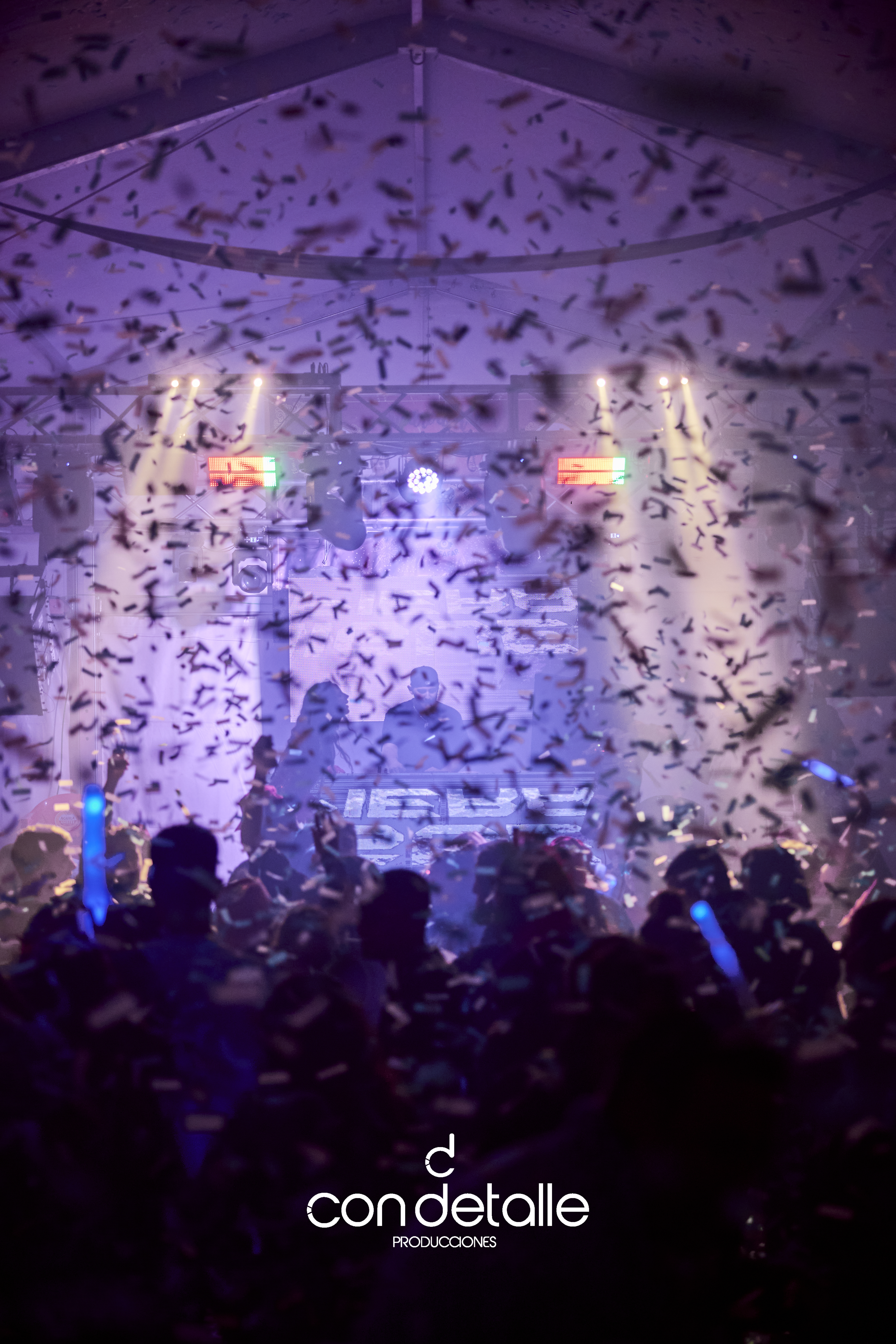 Escenario con pantallas y luces